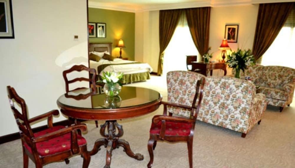 The Convention Center & Royal Suites Hotel Kuveyt Dış mekan fotoğraf